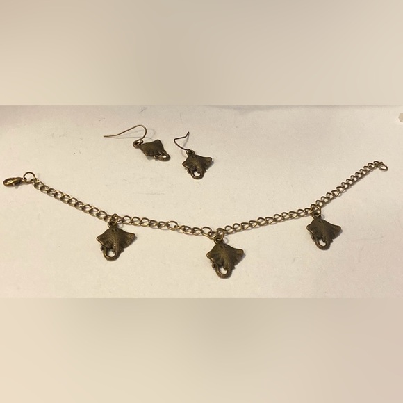NEW Brass charm bracelet with a Manta Ray/Stingray charm and matching earrings - Picture 2 of 3